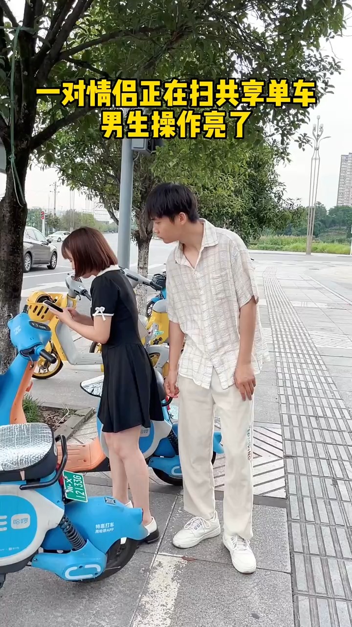 一对情侣正在扫共享单车，男生眼睛直勾勾的盯着美女看，女生看到了就是一顿暴揍


