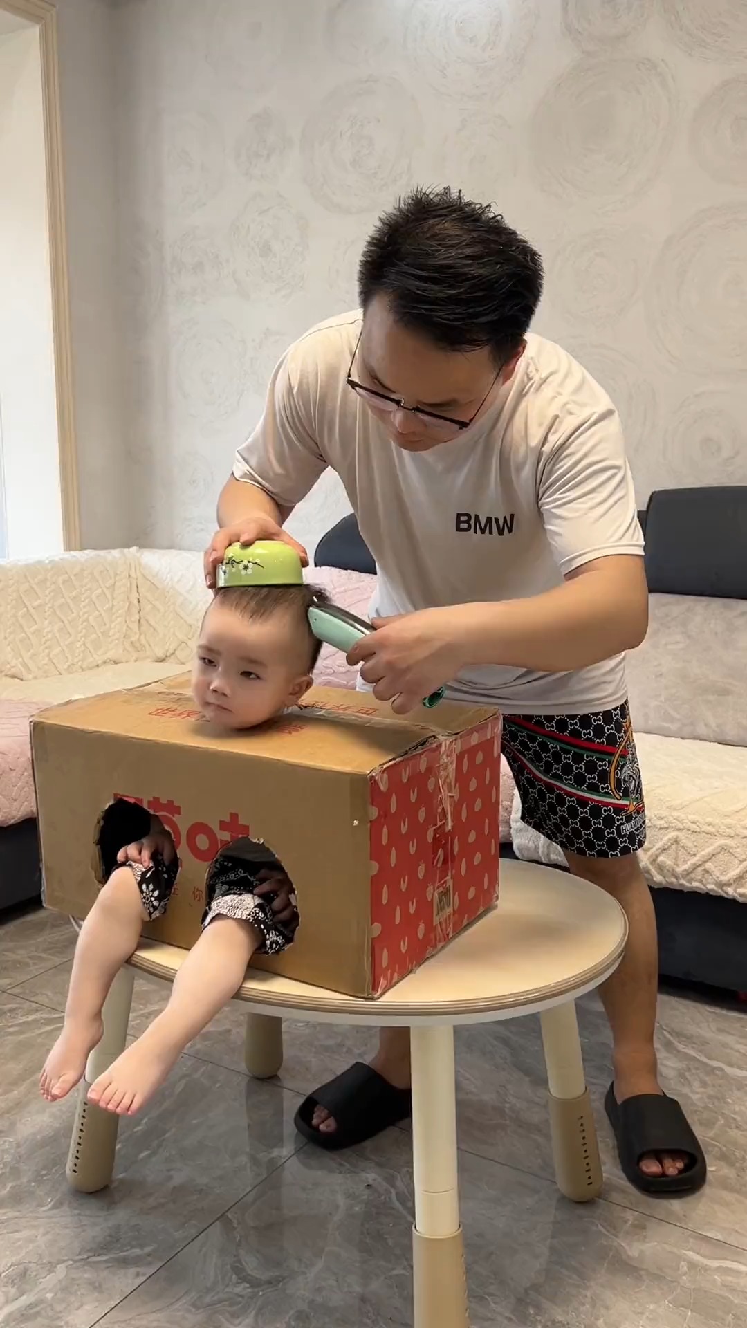 每次给宝宝剪头发都要乱动，还好宝爸机智，想到了这个办法#宝宝理发 