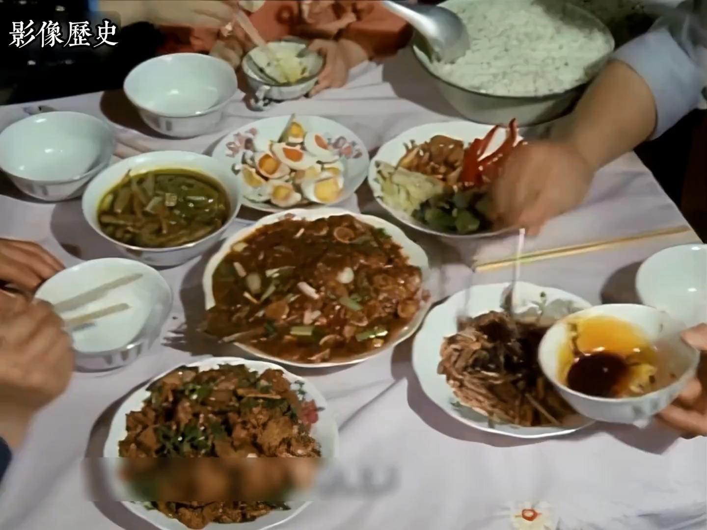 80年代成都职工家庭吃晚餐影像：一家仅有四口人，却有六个荤菜！