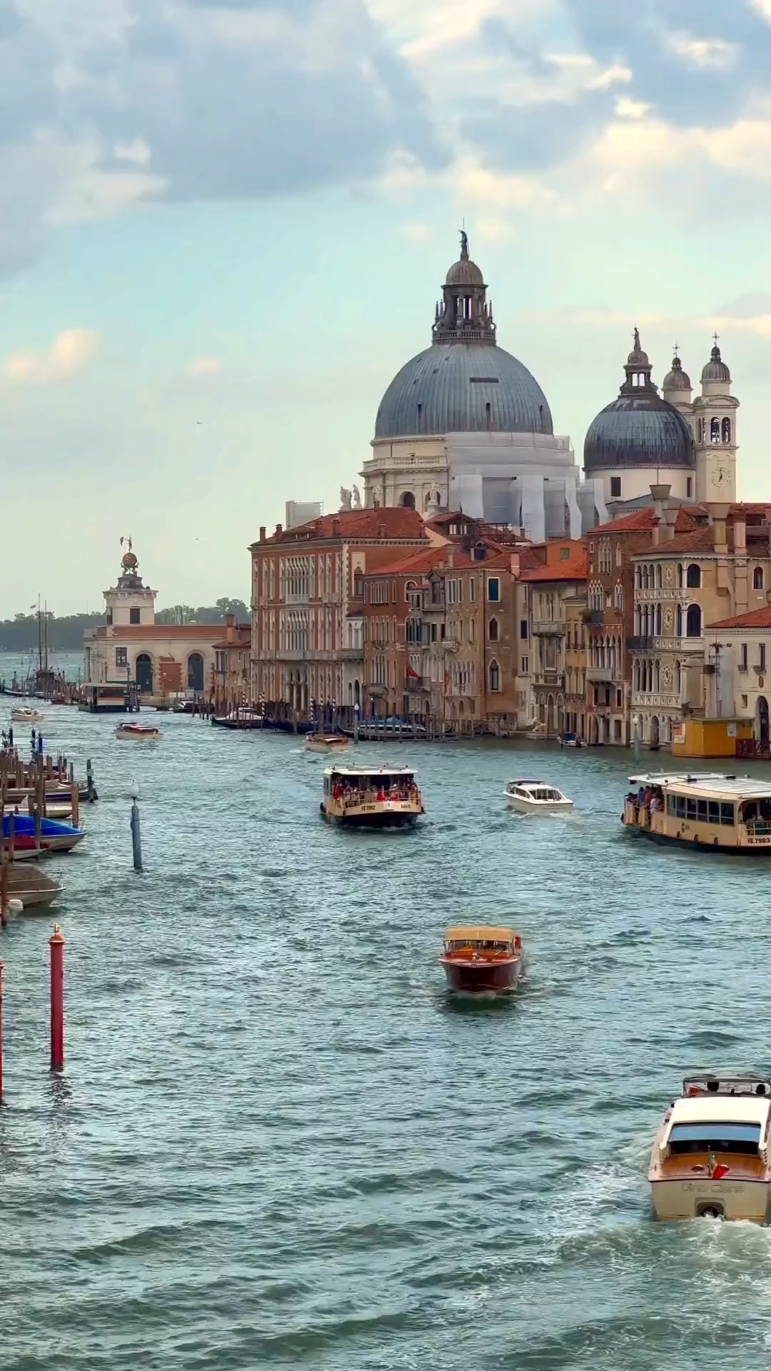 威尼斯(Venice)，世界上唯一没有汽车和马路的城市，出行只能靠走路和坐船。威尼斯是一座建在水面上的城市，因此被公认为是欧洲最浪漫的城