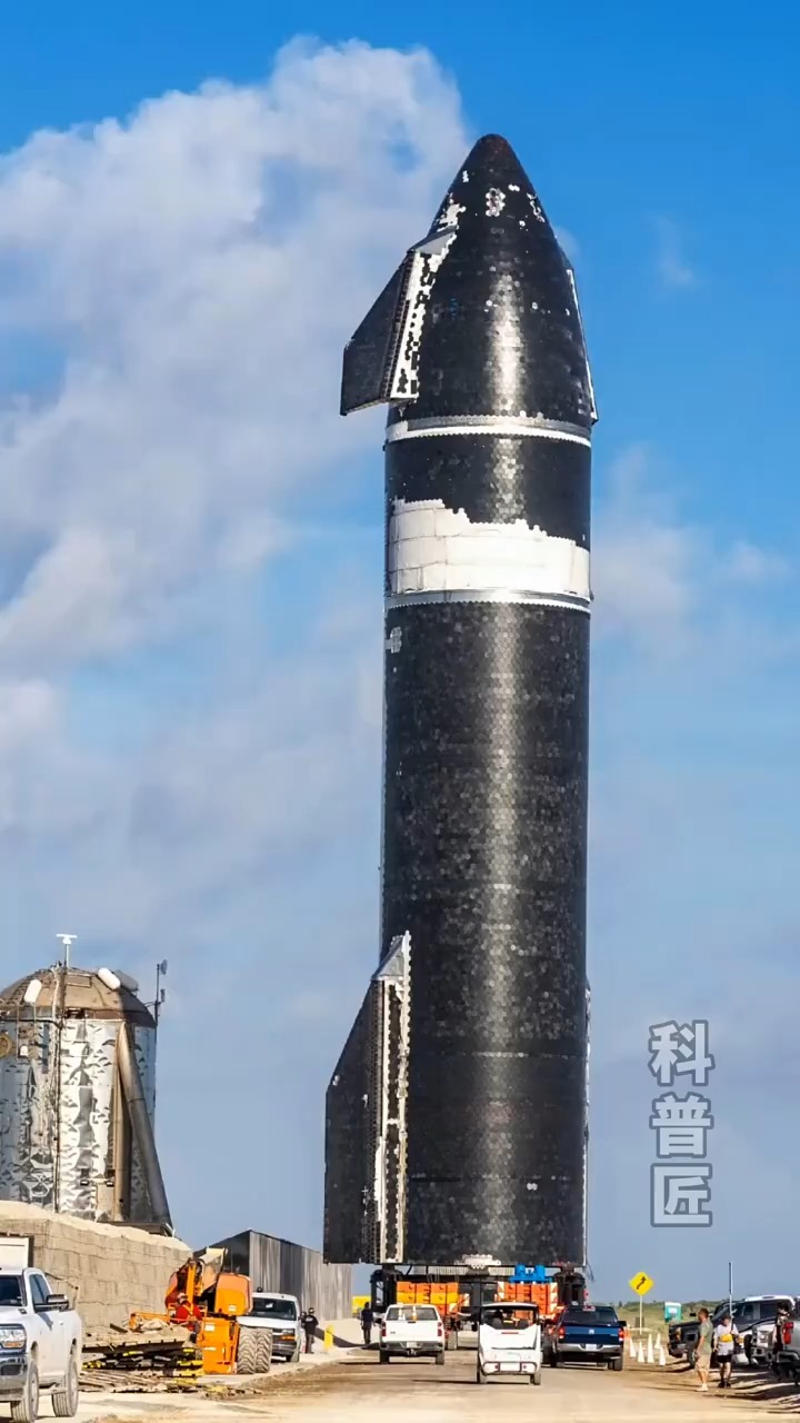  一半箭体贴满黑色隔热瓦的美国SpaceX星舰S20，已运抵轨道级发射架旁，即将与马斯克的“超级大号保温杯”B4火箭完成合体。
