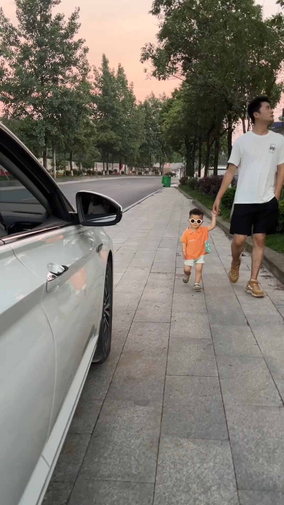 噗噗跟爸爸在外面散步，遇到一个车主乱扔垃圾，宝宝的举动惊呆了爸爸