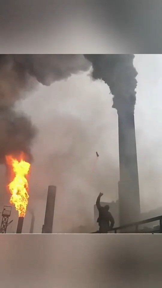 发电厂浓烟滚滚，小伙一个火把扔上去，不可思议的一幕发生了