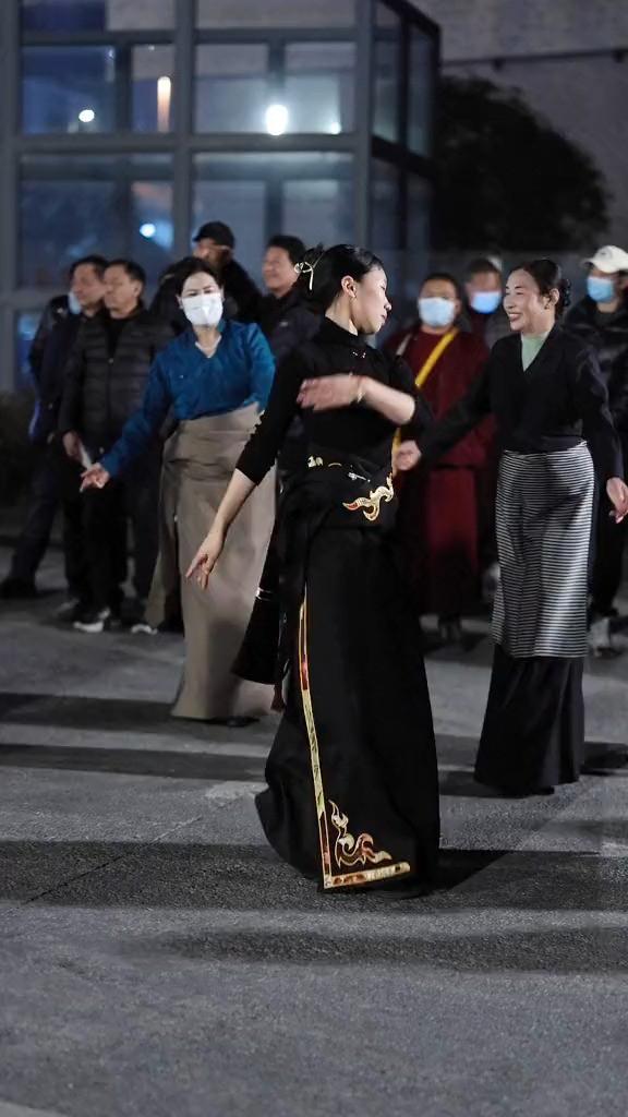 看藏族小姐姐跳舞能让人心情愉悦