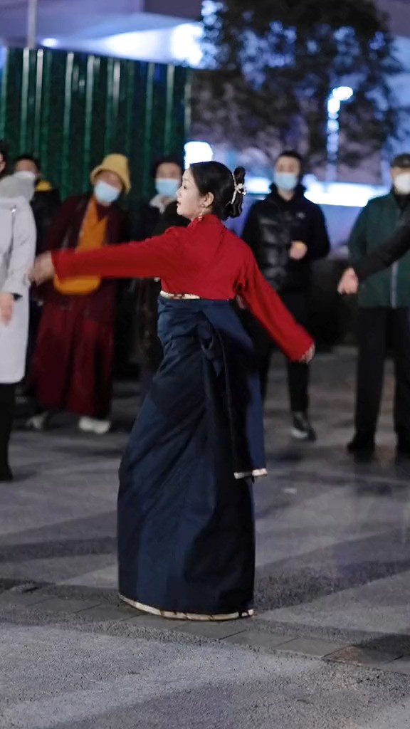 看藏族姑娘跳舞让人心情愉悦