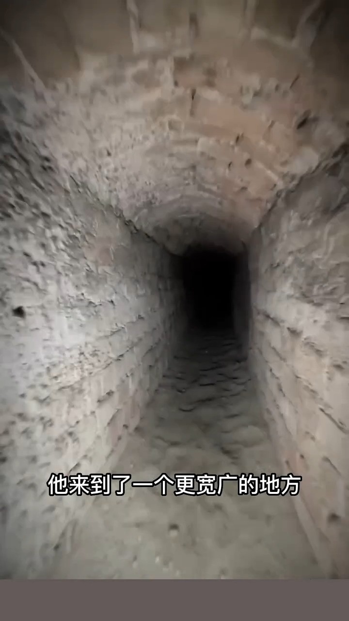 这名男子发现了一个神秘洞穴