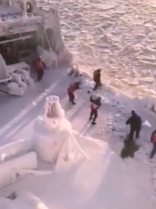 船长航行通过浮冰区，全船都被冻住了，变成了冰雕，零下35°船都被冻住了