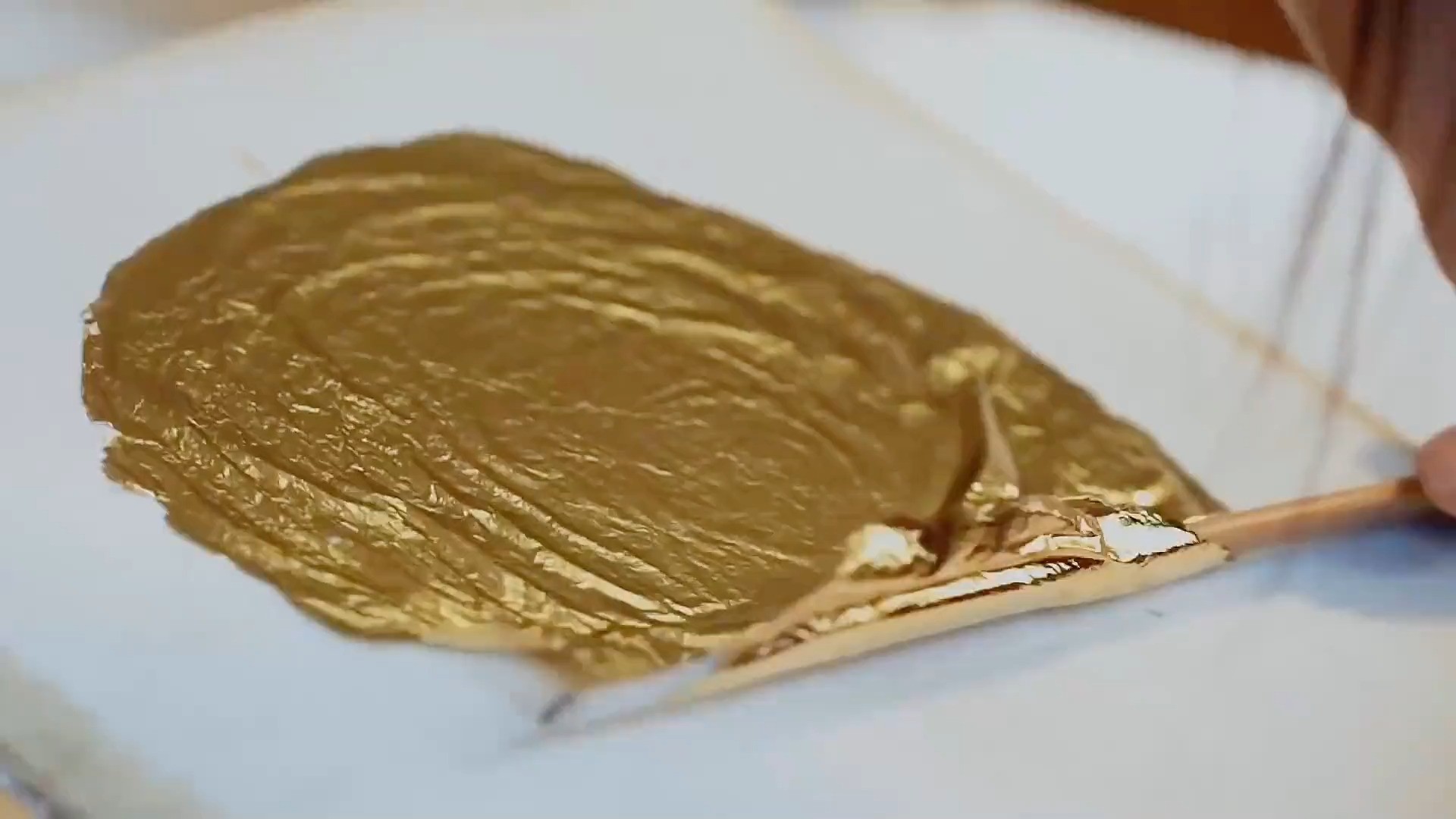 金箔是黄金做的吗？0.1微米厚的金箔需要经历3万多次的捶打 #金箔 #匠人精神 #传统手艺 #非遗传承 .mp4

