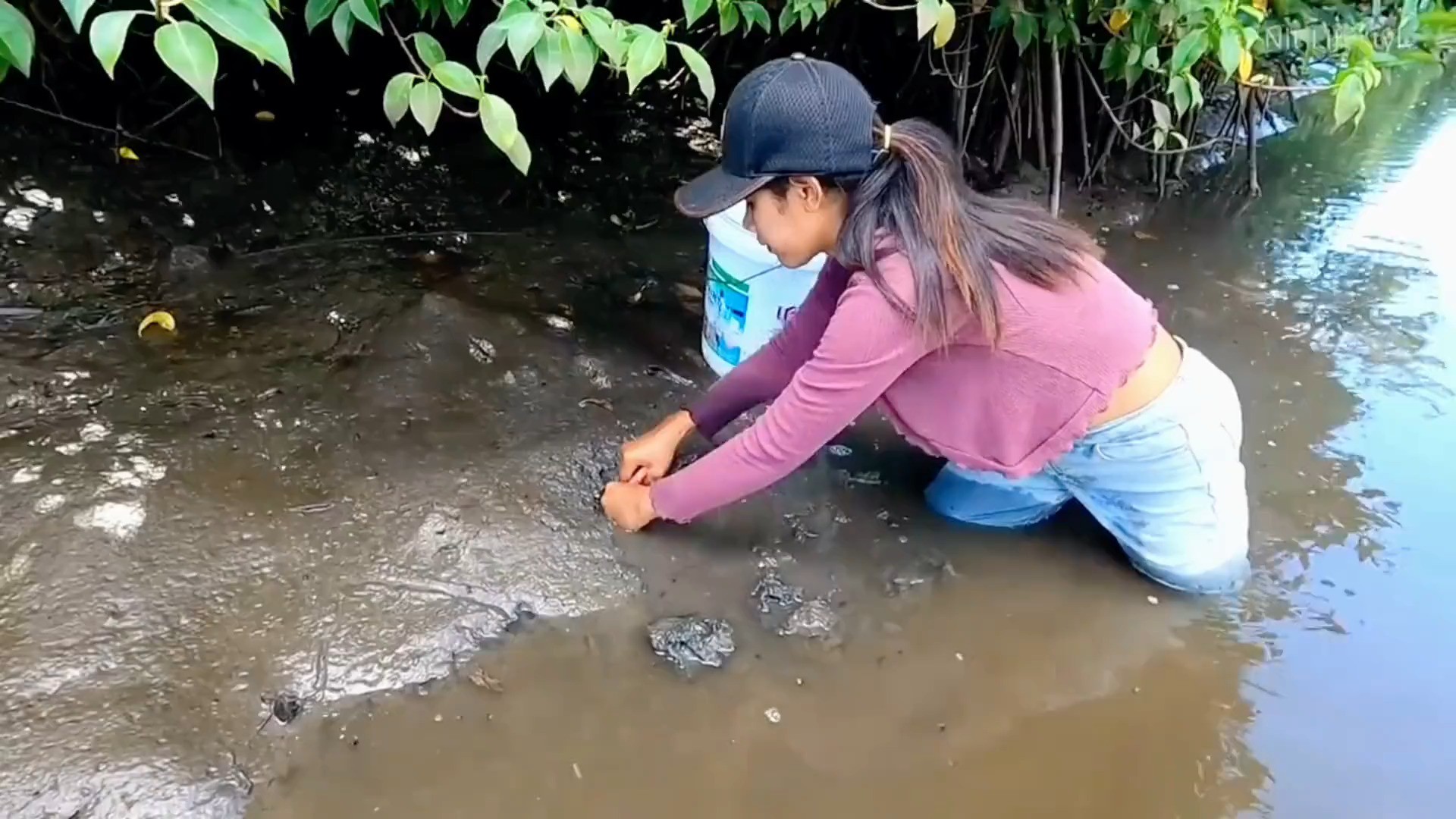 菲律宾姑娘很勤劳，赶海养活一家人，抓螃蟹非常有经验#户外 #赶海 #农村生活 #渔民的生活 #户外捕鱼