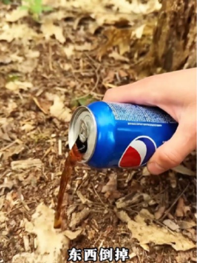 男人在森林捡到一瓶野生可乐，却把里面的水倒掉
