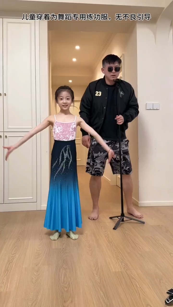 女儿把音乐当傣族舞即兴扭了起来，爸爸就…咱也不知道是啥😂
