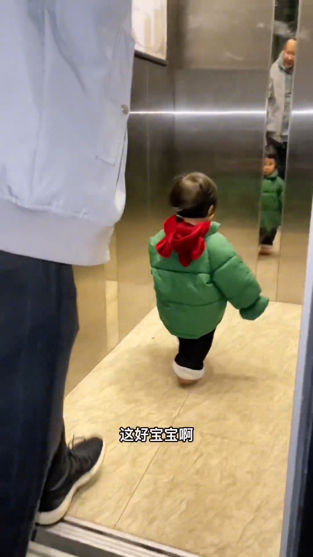一定要注意宝宝不能一个人坐电梯，有时候宝宝看电梯门开了，一个人走进去，很险孩子安全宝宝成长爸爸带娃