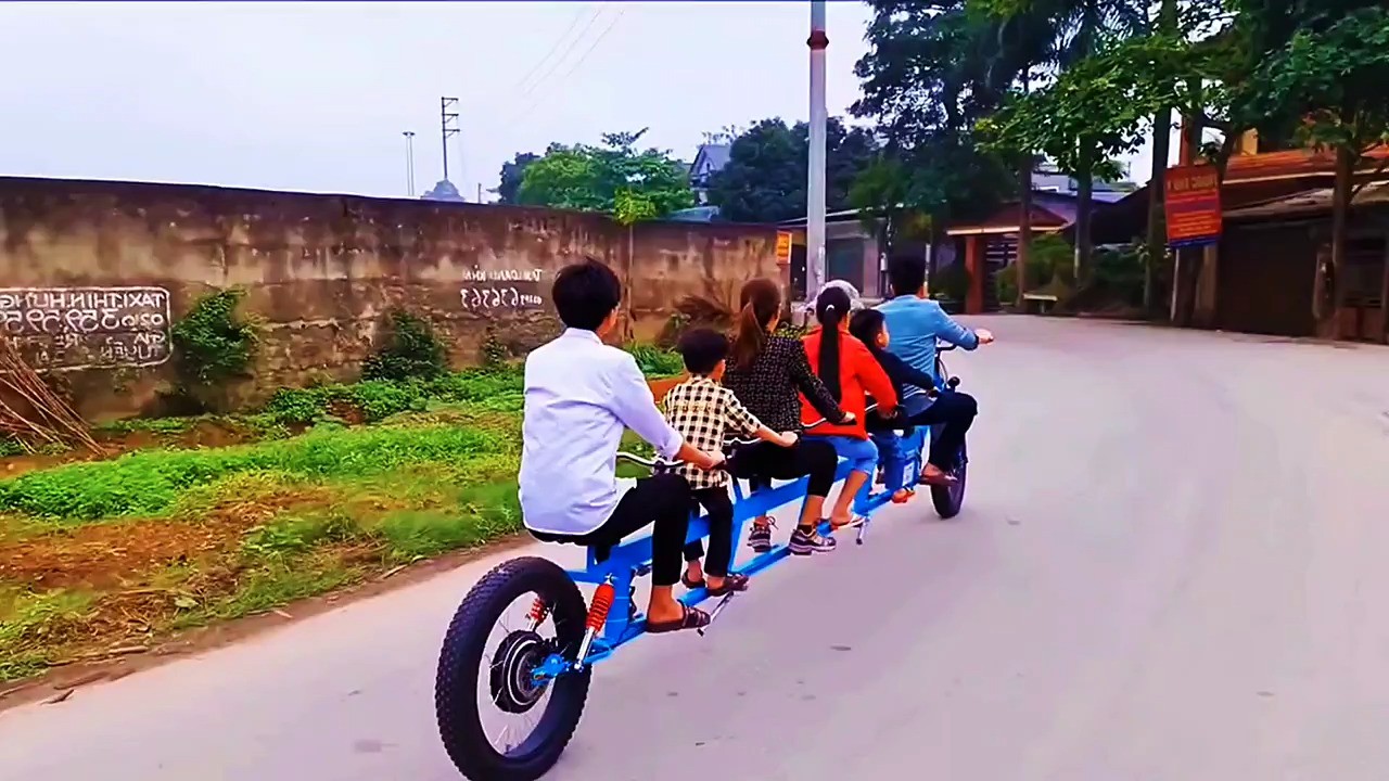 小伙打造出一款两驱多椅电动车，骑行在乡村马路上，纷纷引起路人的侧目