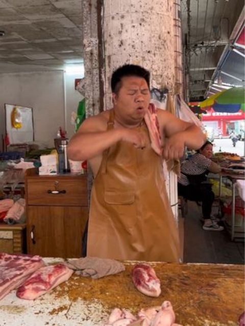 这局面该如何是好，心疼那些猪肉啊。 #猪肉佬的日常生活 #菜市场最靓的仔 #意想不到 #幽默段子