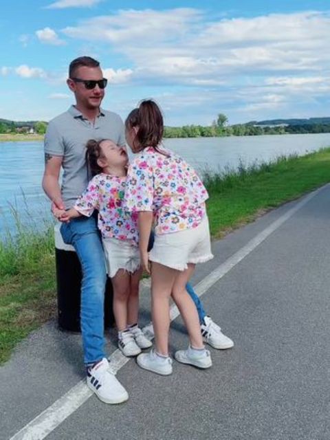 天气好爸爸带着女儿到多瑙河边走走，女儿心情大好，即兴跳起了舞蹈#爱跳舞的小姑娘 #跟着节奏嗨起来 #倔强的骨头