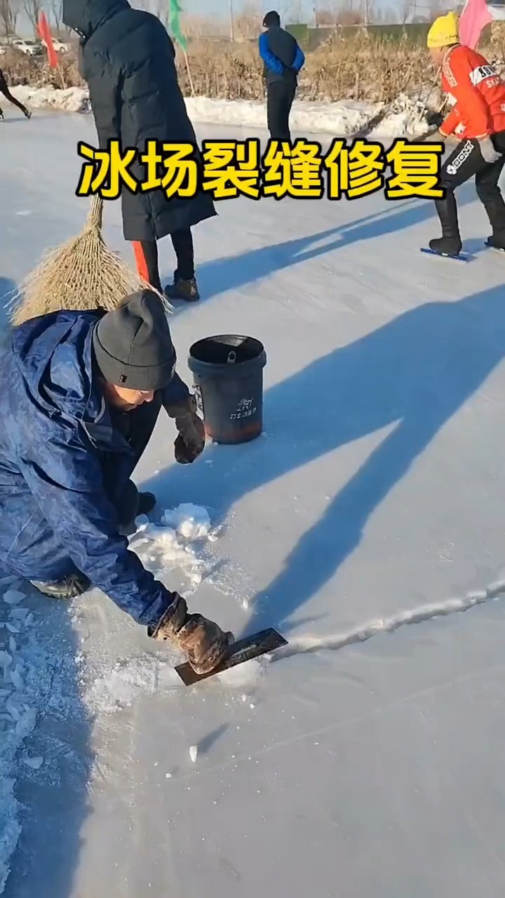 冰场是这样修复冰面的