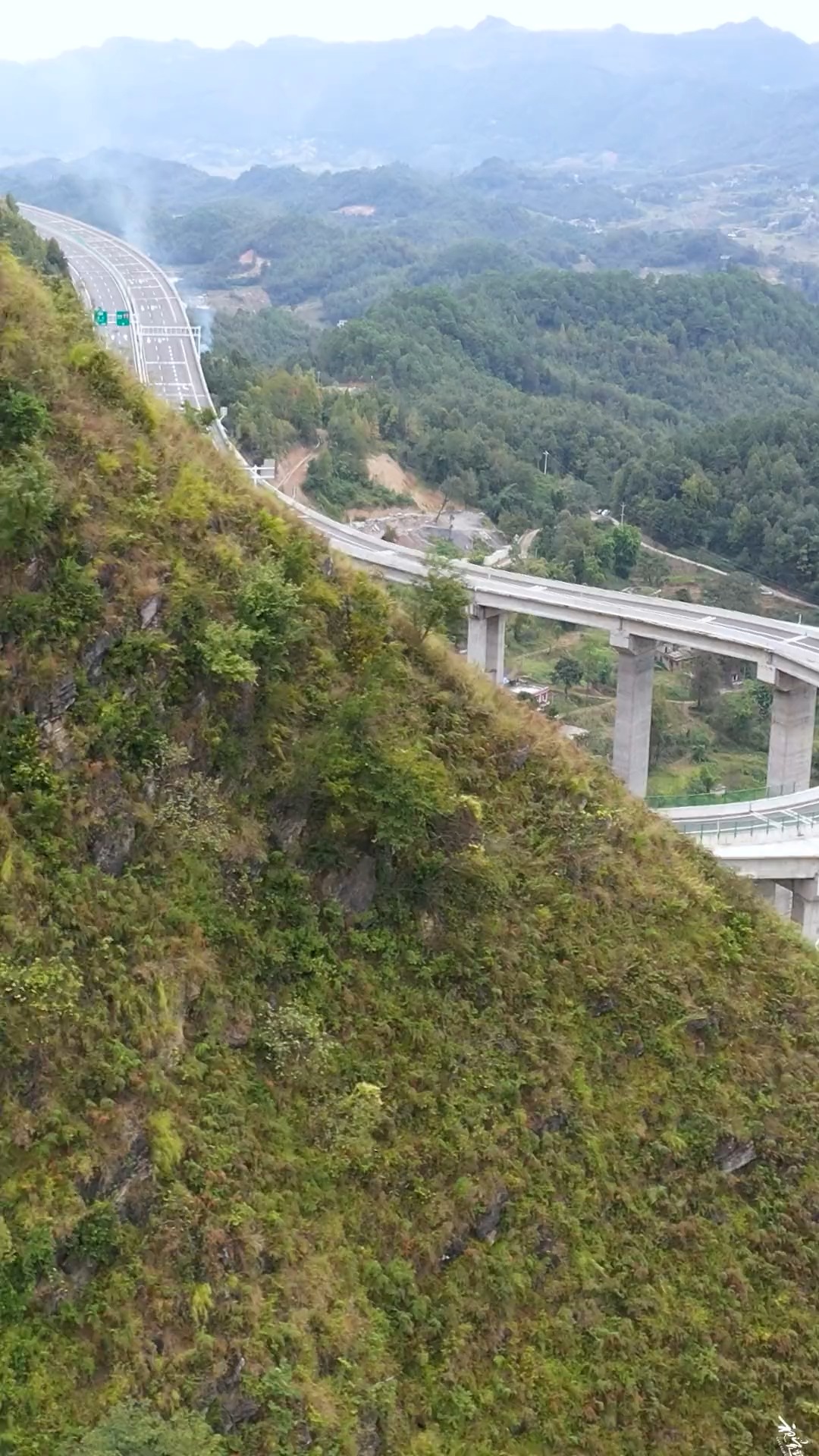 在贵州有一条可以掉头的高速公路，这样的高速你们喜欢吗？#高速 #高架桥 #交通出行 #贵州高速 #旅行大玩家.