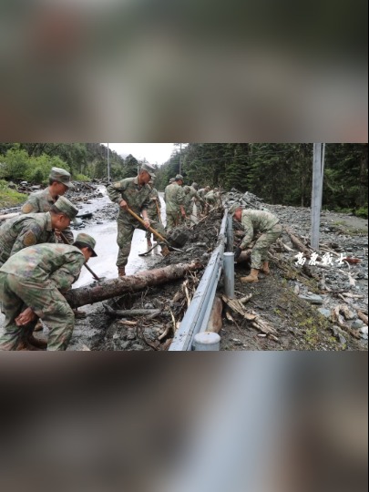 近日,林芝市米林县巴让村突发暴雨导致山体滑坡道路通行受阻,西藏军区某旅官兵迅速出动保通道路.(余浩、包庆一、朱启文)