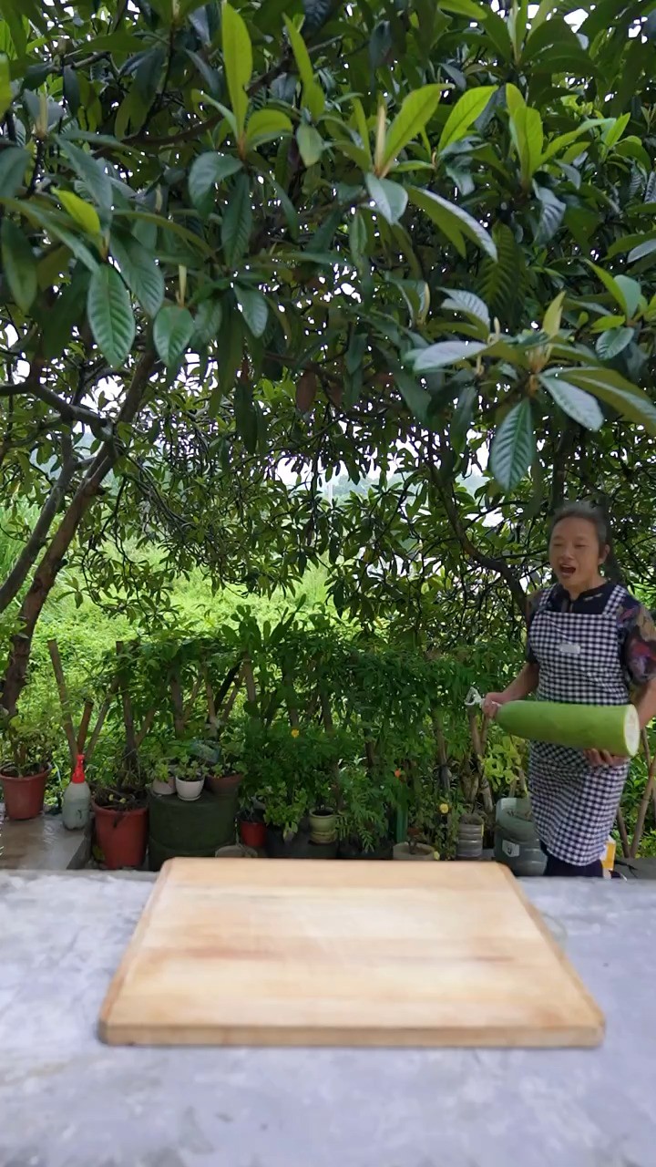 农村美食 乡村味道 美食卷王挑战赛我们这一辈人小时候没吃过什么零食,不像现在的娃儿什么都吃过.冬瓜糖是我们儿时的美味,也是那个艰苦岁月里,...