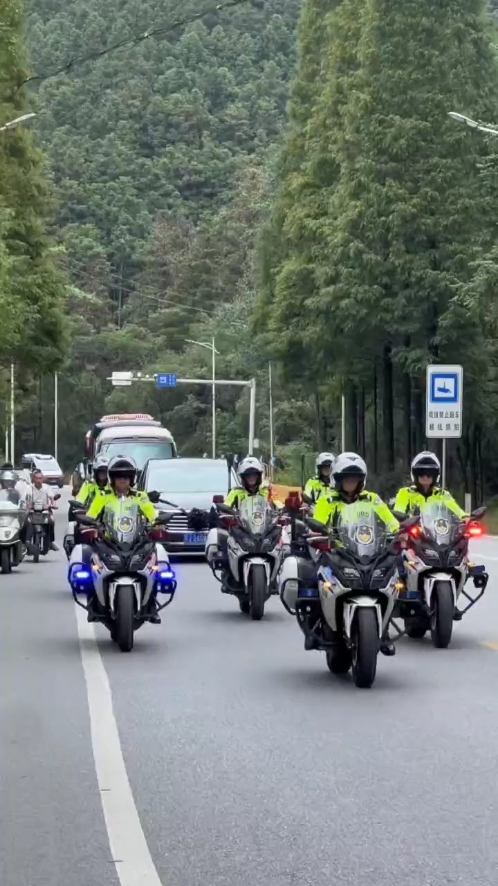 车鸣呜咽 人声悲泣,萍乡市民自发走上街头送别老阿姨 “老阿姨一路走好”#痛心