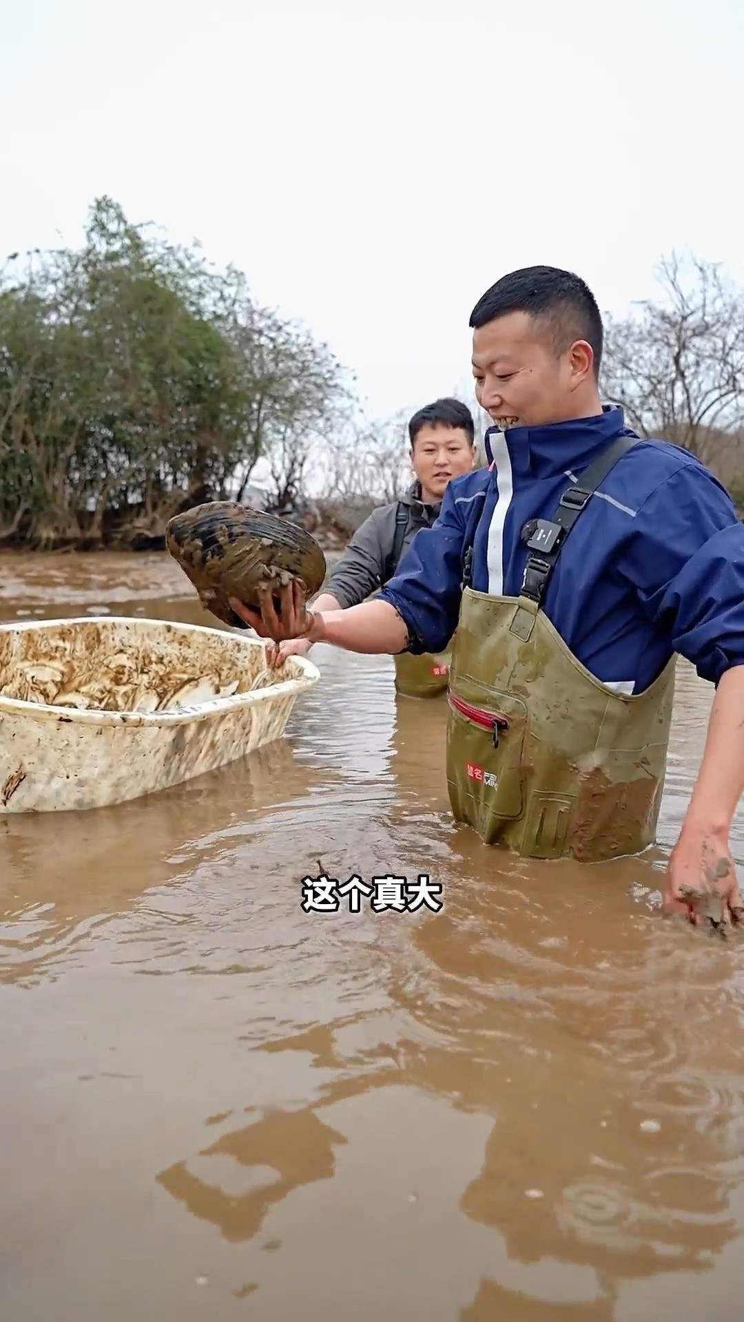 神秘大山塘既然出现吃鸭子的鱼,塘主迫不及待卖掉,究竟里面会有什么大货?第四集