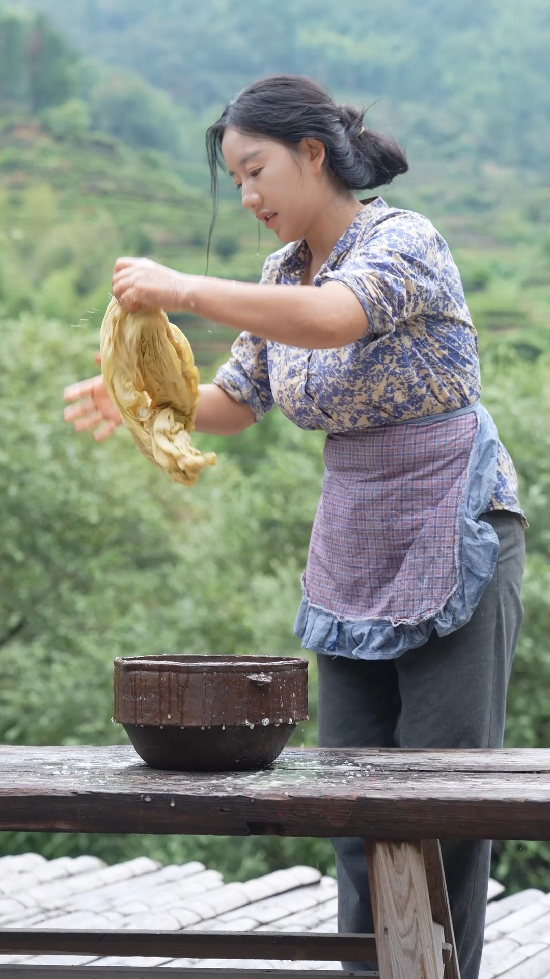 时间在院子里结了果,还不等秋风上色,便定格为夏末最后一抹青绿,只等太阳染上温度,迎接好柿发生#乡村守护人 #我的乡村生活 