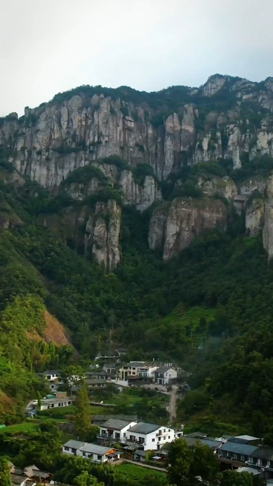 雁荡山位于浙江省温州乐清市 ,形成于一亿二千万年前,以山水奇秀闻名,素有“海上名山,寰中决胜”之誉,史称中国东南第一山!#雁荡山 #大自然的鬼...