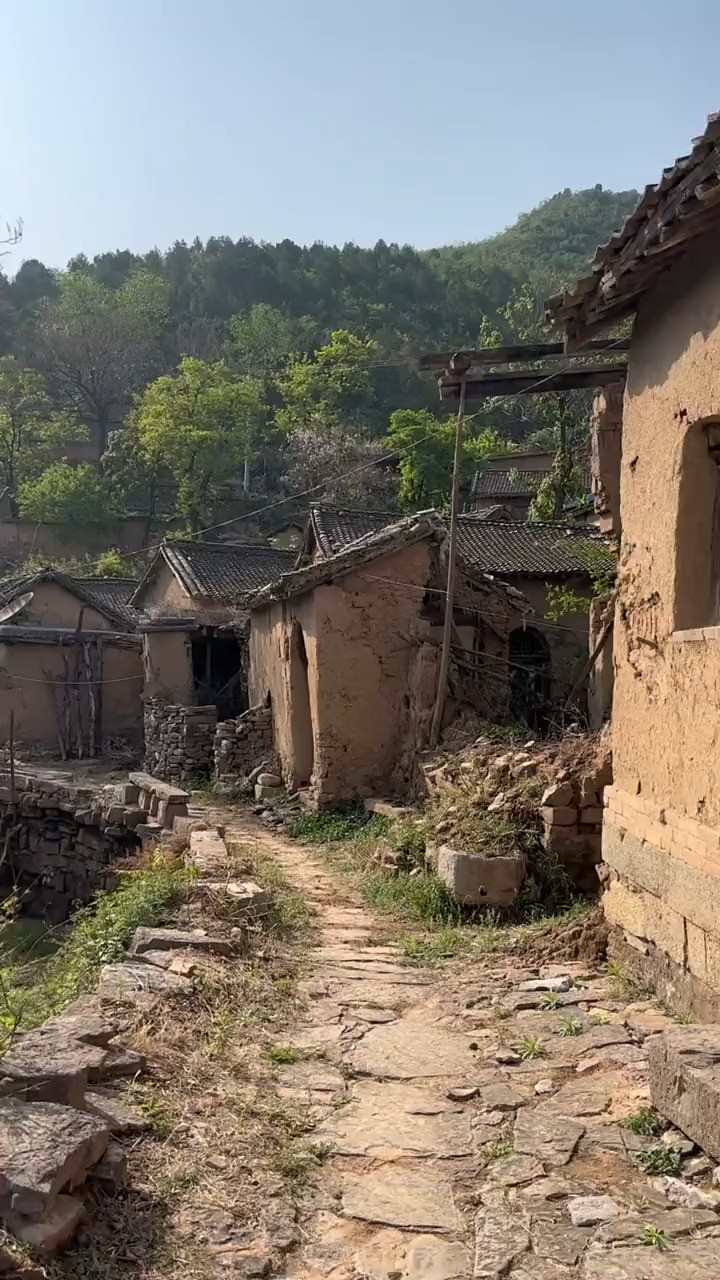 山西长治黎城县的西庄古村落,走在古老的山村街道里,看着土坯墙的老房子 #神评即是标题 #百万视友赐神评 