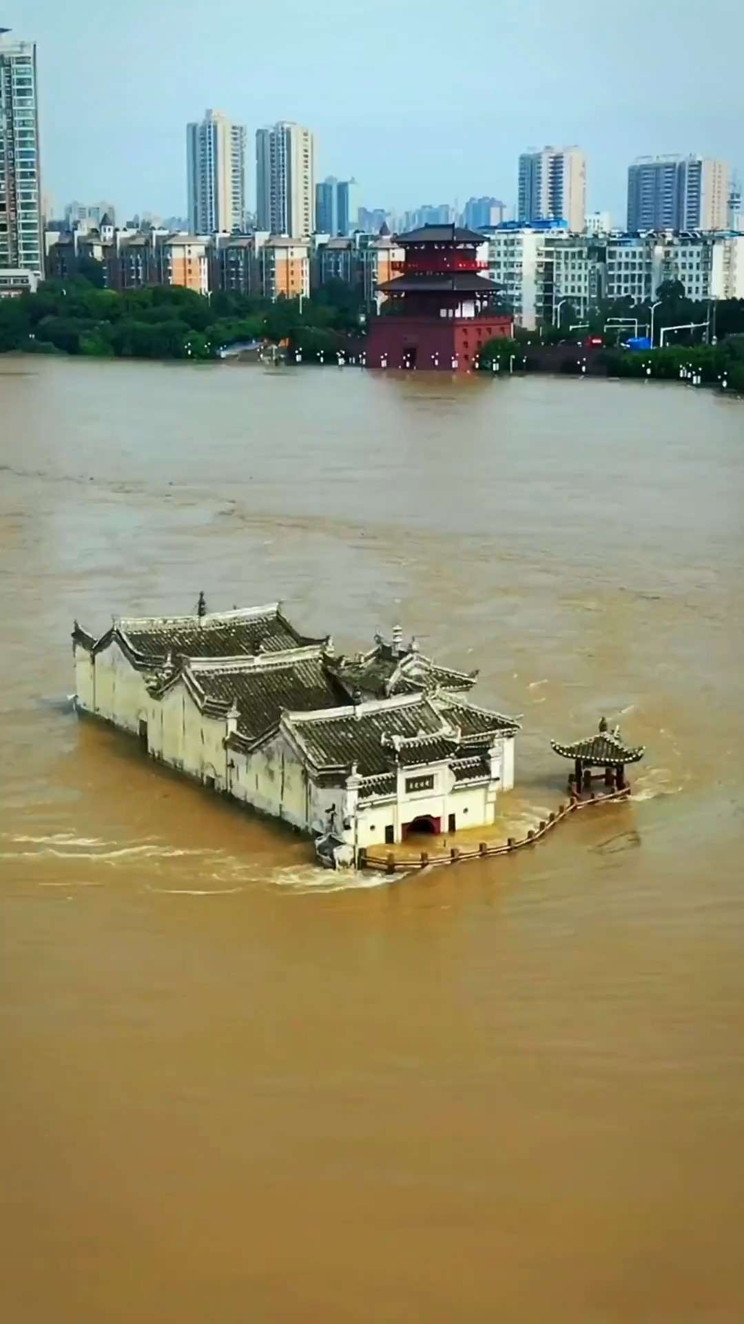 万里长江第一阁“观音阁”,据说是唯一一座建在长江上的寺庙,屹立江心,历经千年洪水而不倒,堪称世界奇迹