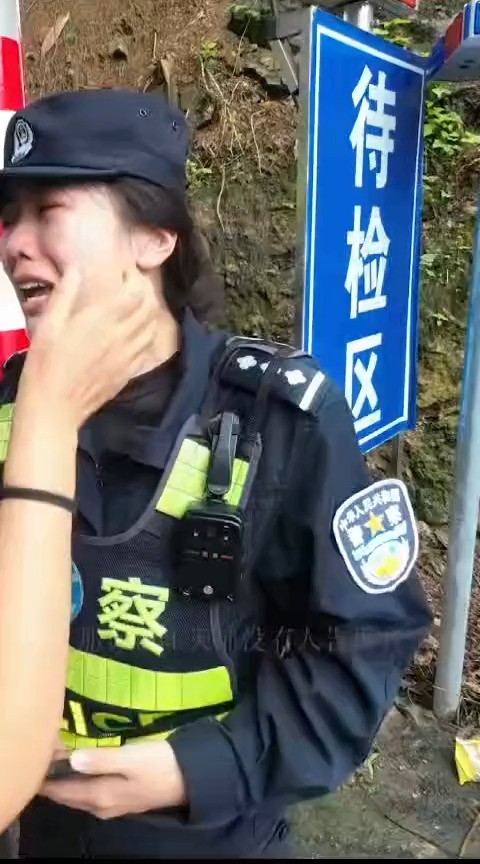 边境查缉民警执勤遇家人奔波2000多公里看望,女警边哭边完成查验