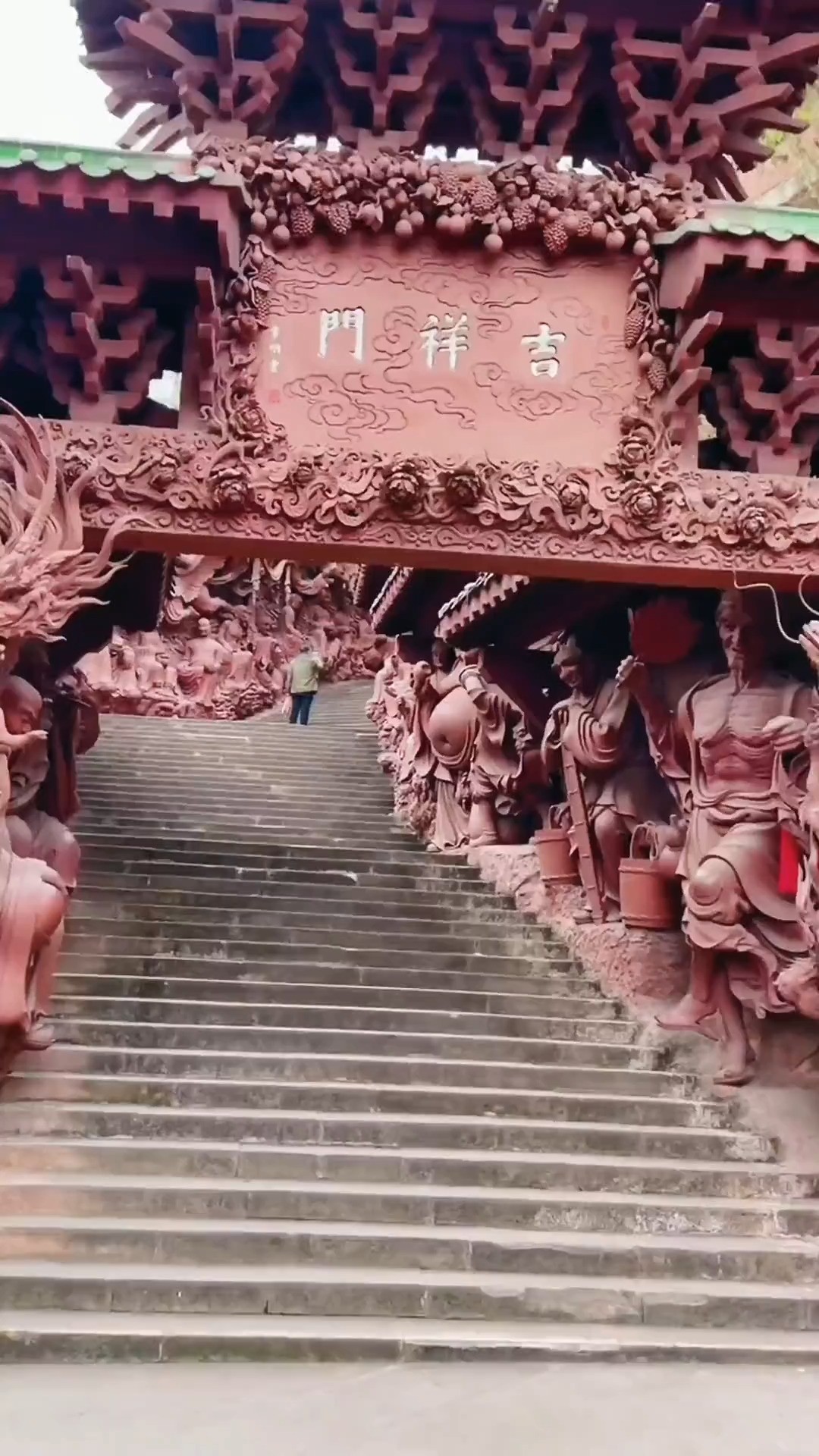 圣水寺建于唐代,依山而建,规模庞大,距今已历1300余年,堪称川西历史悠久的古刹之一. #圣水寺