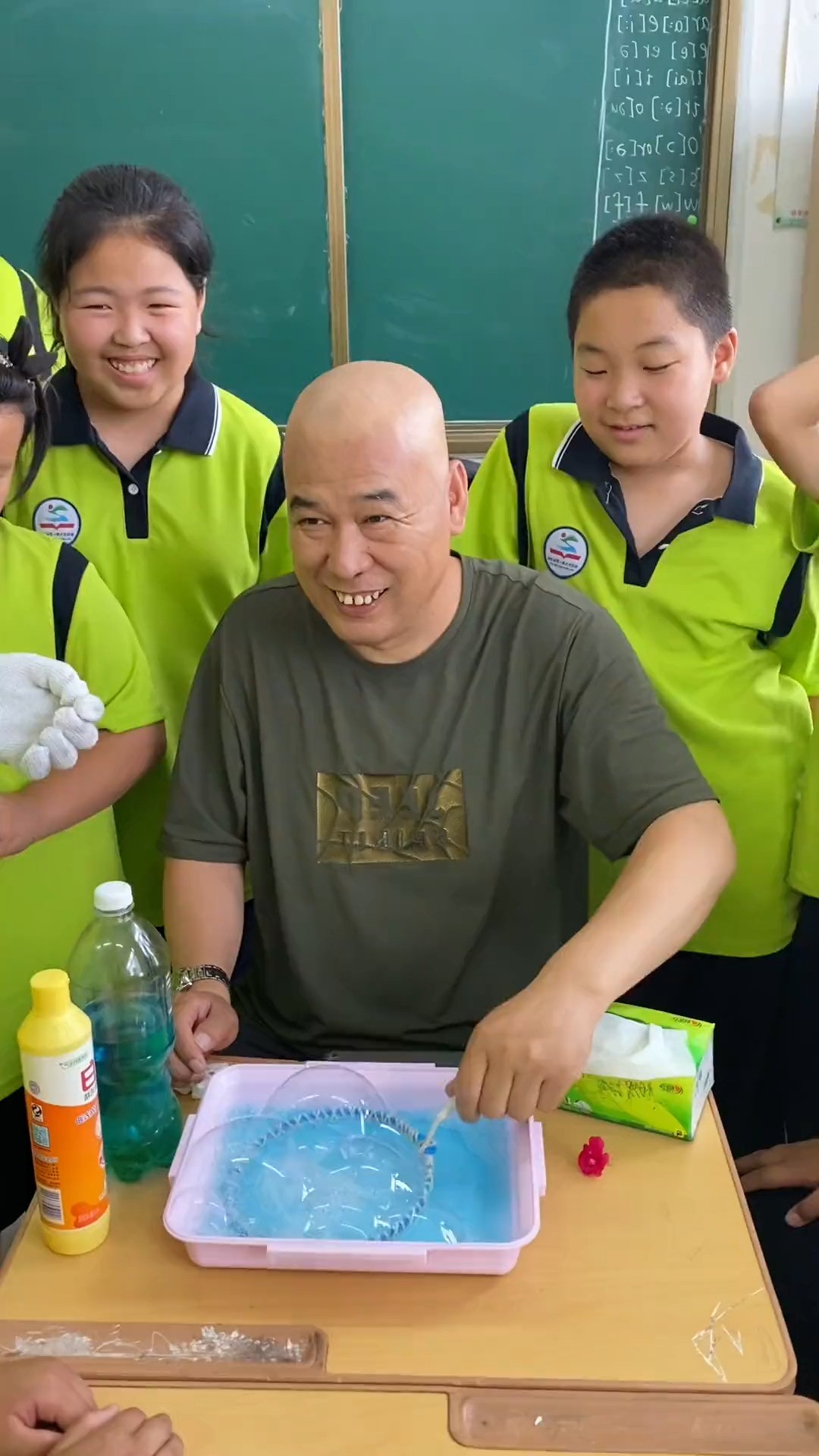 学生只有对学习感兴趣,才能把心理活动指向和集中在学习的对象上,从而调动学习的积极性.兴趣的形成和家庭教育、教师的教学、周围环境的影响、学习...