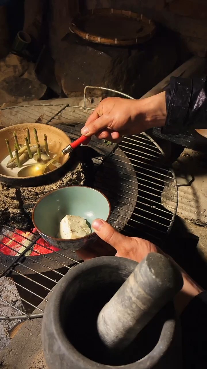 书中曾有记载:泥龙乃水中参,加上木贼炖豆腐,以前农村老一辈人干活累了一天,就喜欢做这道美食! 