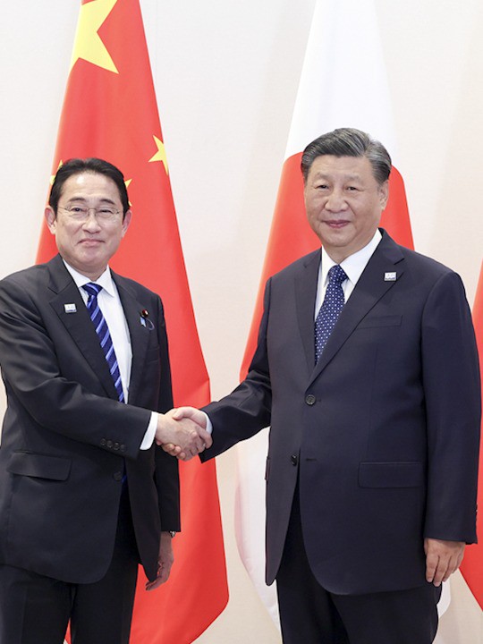 习近平主席会见日本首相岸田文雄时强调,历史、台湾等重大原则问题关乎两国关系政治基础,日方必须恪守信义,确保中日关系的基础不受损、不动摇.