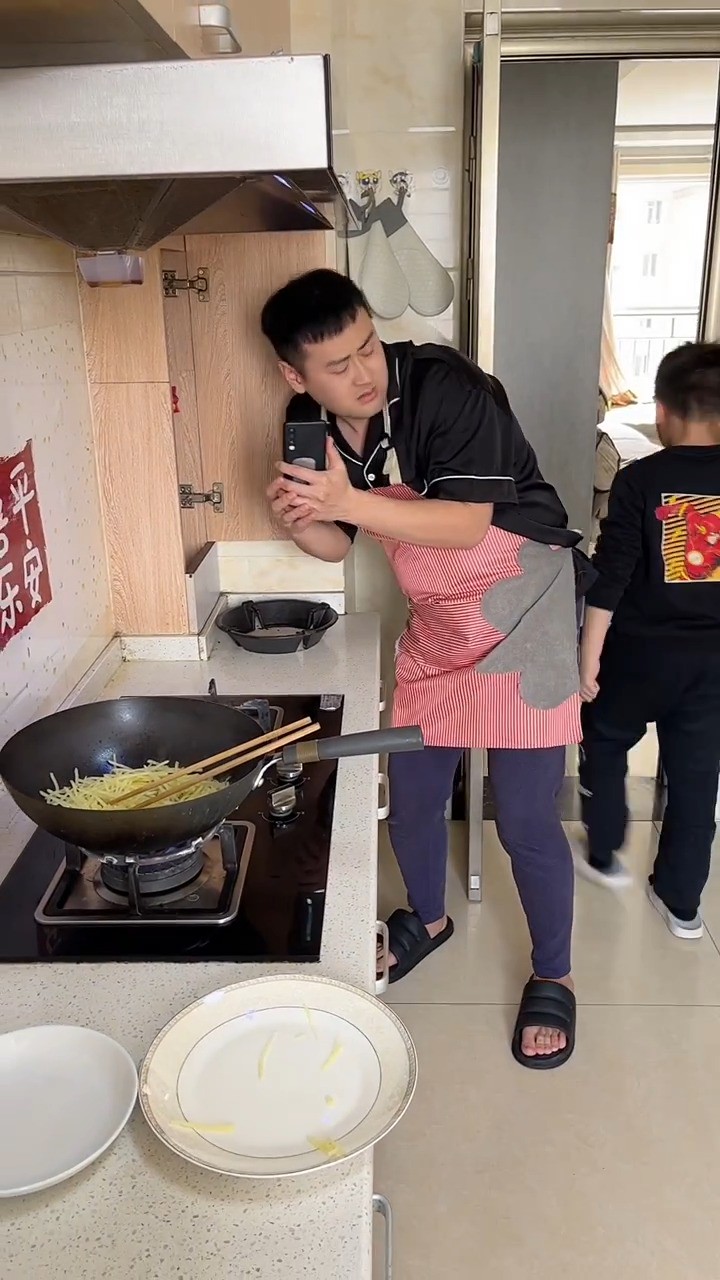 学校布置的作业这次有难度了(亲手做一道菜,拍照~并且有过程的发群里)𐟘‚