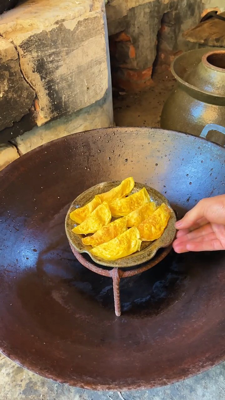 . 传统美食:蛋饺,也叫黄金饺,记得小时候过年才做!