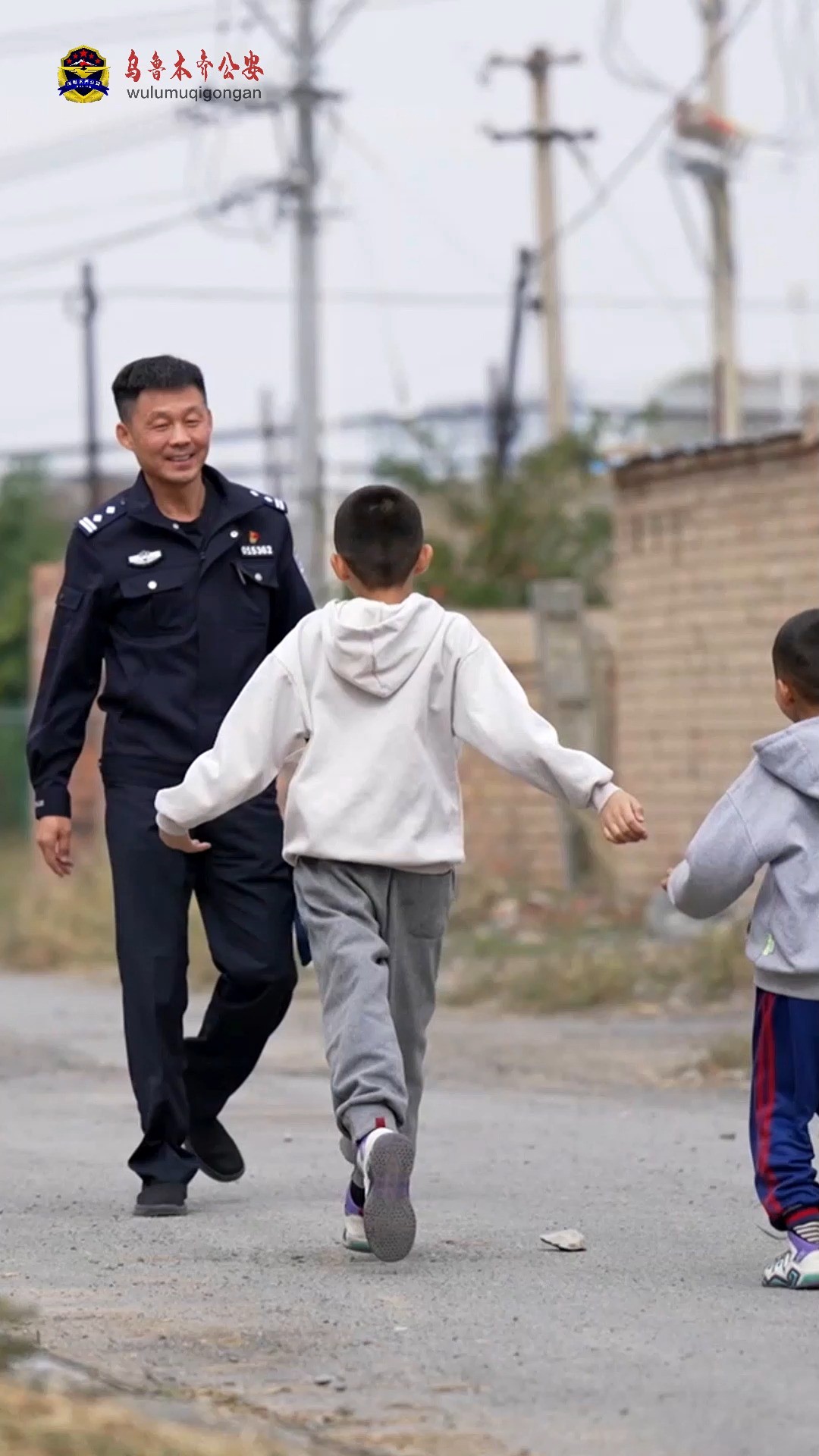 【最美基层民警】“要当好一名社区民警,一定要有一副笑脸,一双好脚板,一支好笔头”张成刚 乌鲁木齐市公安局经济技术开发区(头屯河区)分局 东山...