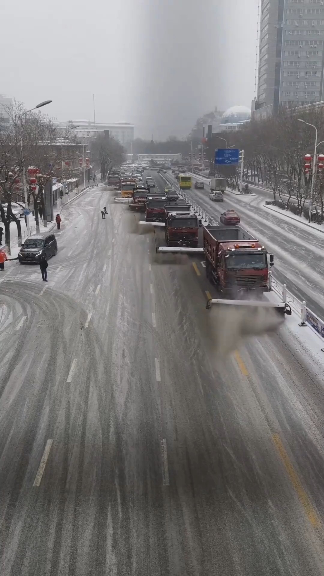 “新疆扫雪大队”霸气出场,车过雪除,画面极度舒适!素材来源: