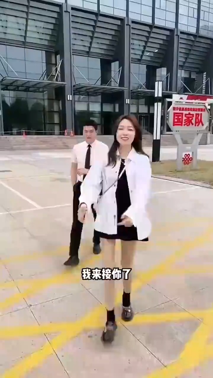 这个男的是谁啊.