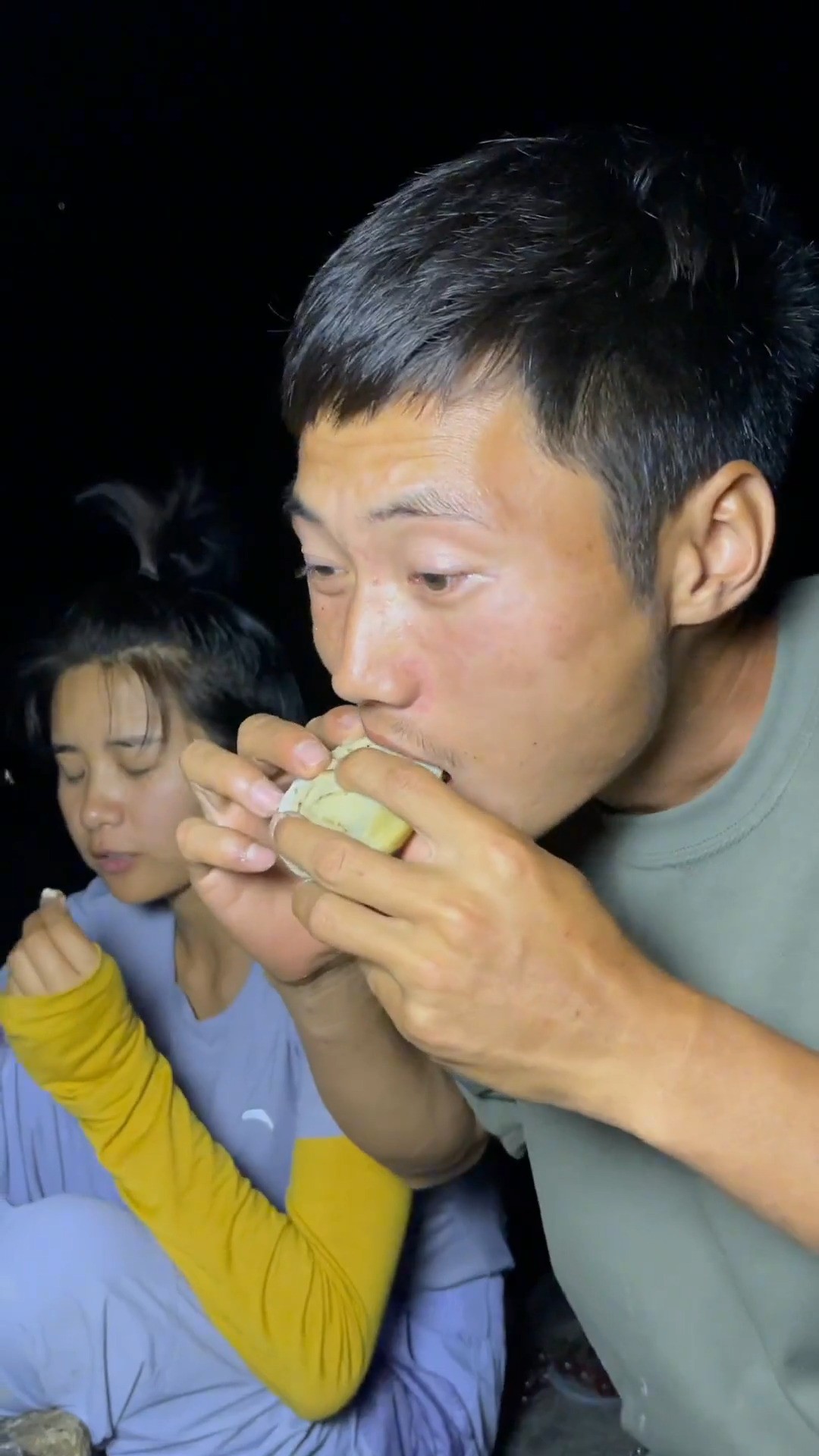 刨撅葛树根制作海带和水果馅月饼,焦香的饼子太得劲了,荒岛上只能原始生存!第五集