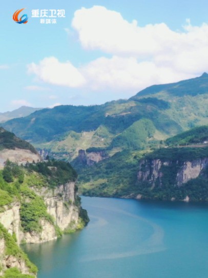 嗨!新重庆 | 风景秀丽、树影婆娑,美丽的金山湖宛如翡翠般镶嵌在峡谷中.让我们带着明媚的心情,开启新的旅途吧!(摄影:@航拍南川) 视频征集邮箱...