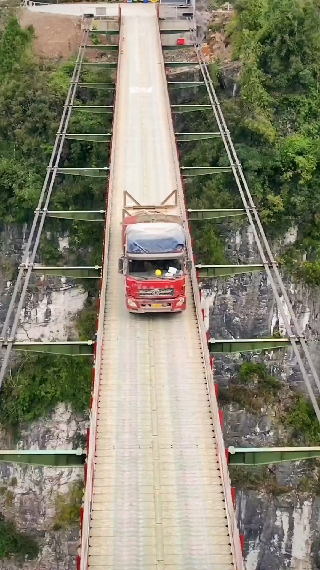 这是为修建渝湘高速而建的工程交通便桥,位于武隆大洞河谷上空300米,没有桥墩,只允许工程车通行,禁止社会车辆上桥,设计独特,惊险震撼,向交通...