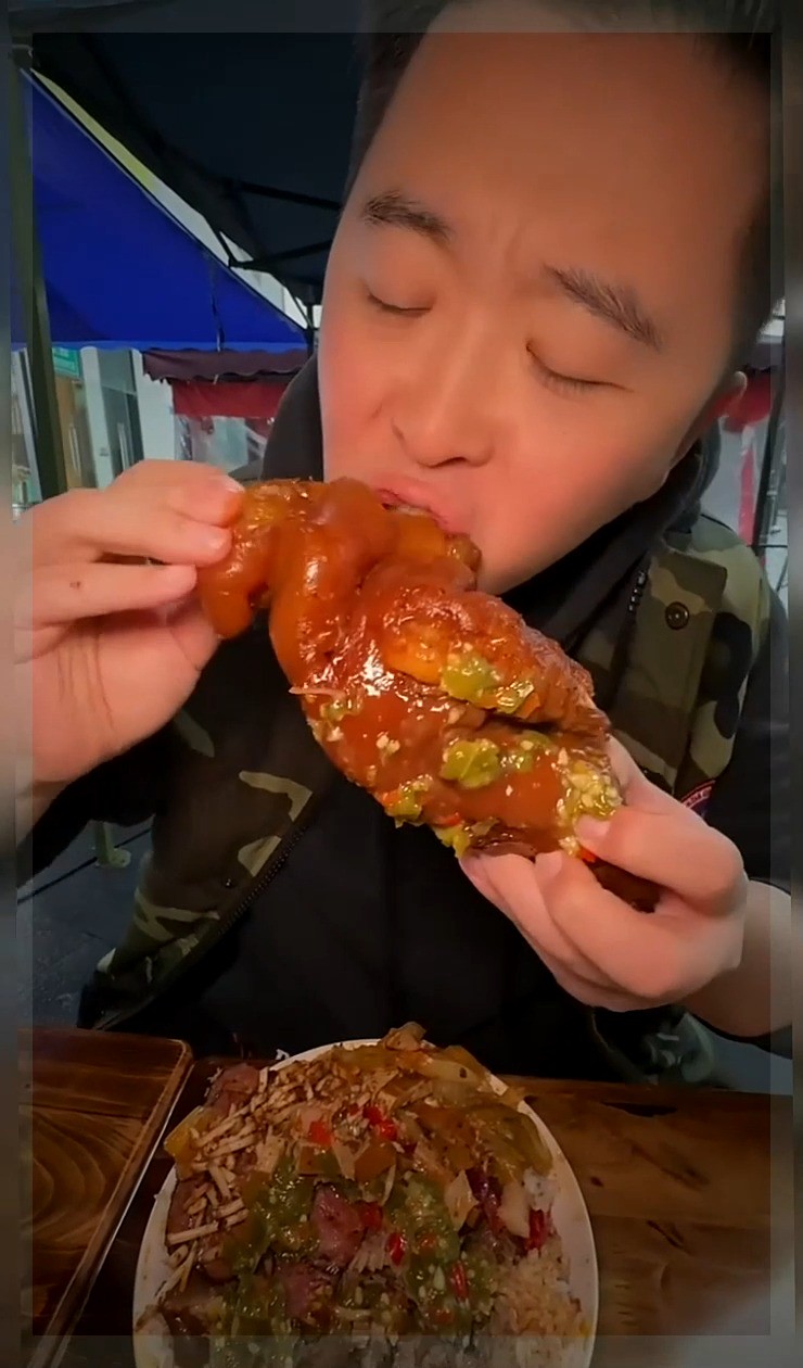 重庆街边的猪肘饭 三拼才41素菜米饭随便吃 这也太香啦! 