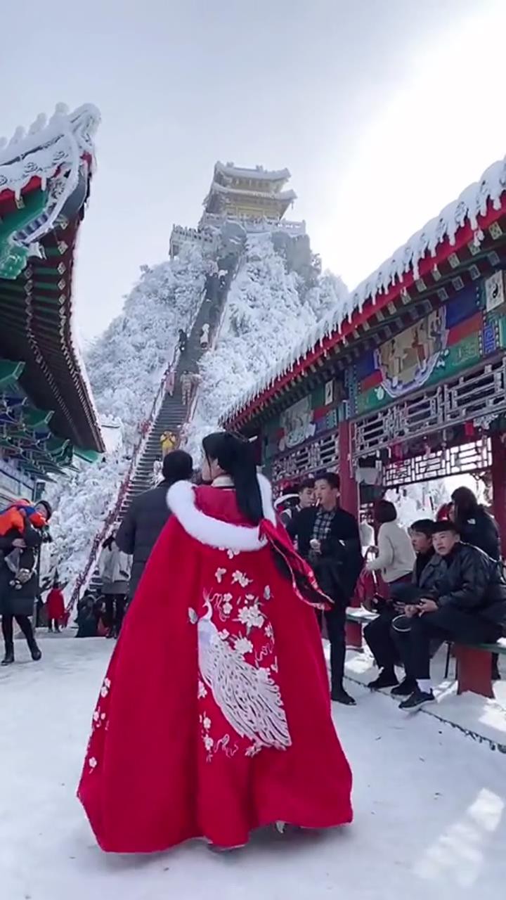 不知天上宫阙,今夕何年.老君山雪景