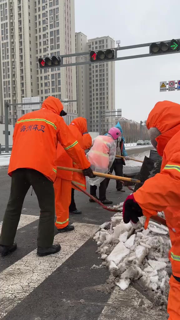 冰雪时期,不凡担当,致敬保障城市出行正常运行的人们