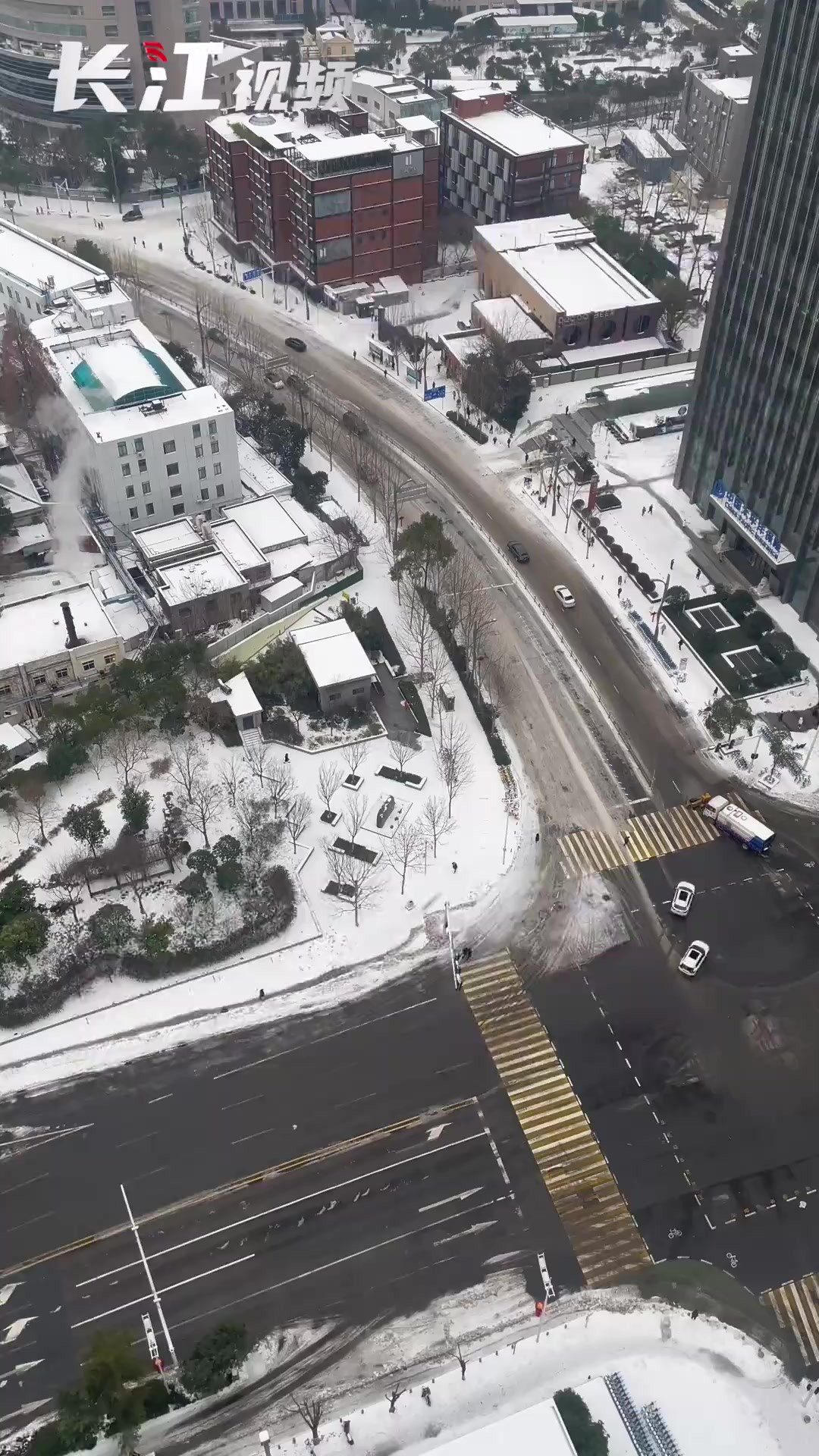 建设大道主干道无积雪,车辆行驶畅通 2月23日晨,汉口建设大道主干道上双向积雪已经清理,早高峰车辆双向行驶正常并无堵车.