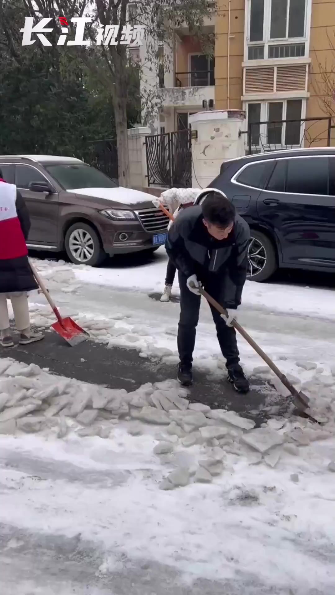 清晨,社区群干和热心业主一起除冰雪 2月23日早晨,武汉市东西湖区金银湖街恋湖社区居委会的工作人员与社区热心业主联手,在社区开展除冰除雪工作,...