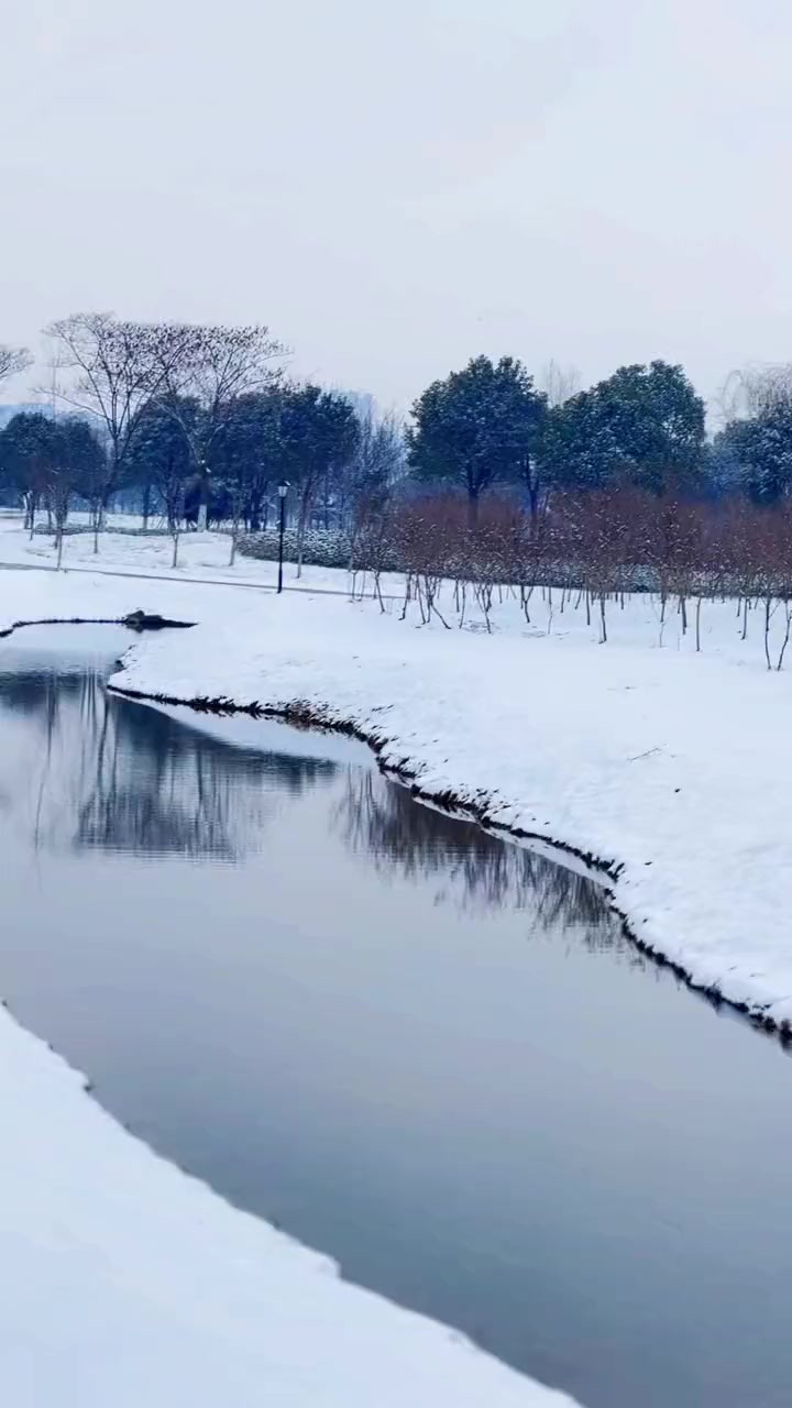 和方霞ⷧ”𒨾𐥅ƒ宵节小记细雨飞花织白棉,调和粉雪作汤圆.千家过节经寒夜,万户掩门度残年.几树寒梅红蕊谢,千畴麦黍嫩苗怜.生民盼会东君面,丽日...