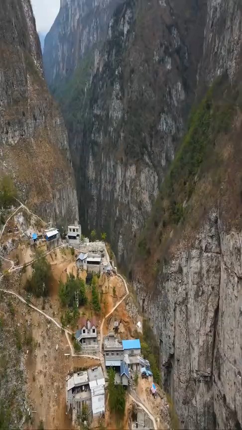 大渡河峡谷深处悬崖上的村庄,曾一度与世隔绝几百年,60年代被成昆铁路工程兵发现才结束了靠藤条出行的历史