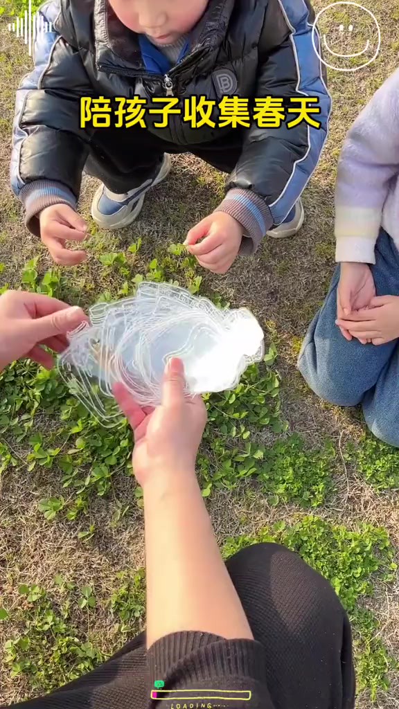 春暖花开,和孩子一起去采集花朵树叶,做成标本装进瓶子里吧